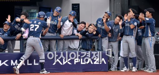 [포토]300호 홈런 축하받는 이호준