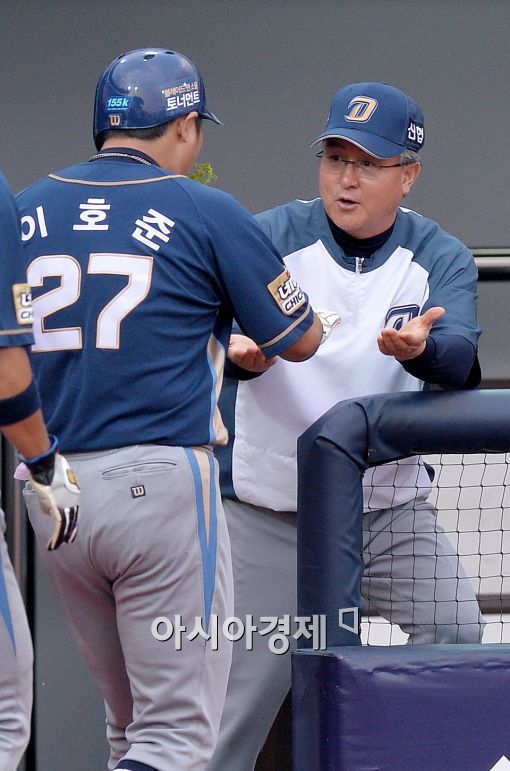 [포토]김경문 감독, '이호준, 300호 홈런 축하해'