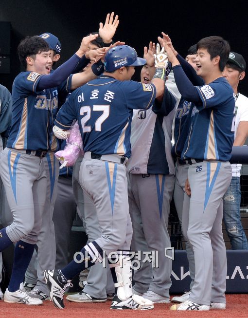 [포토]'300호 홈런' 이호준, '마음껏 때려라'