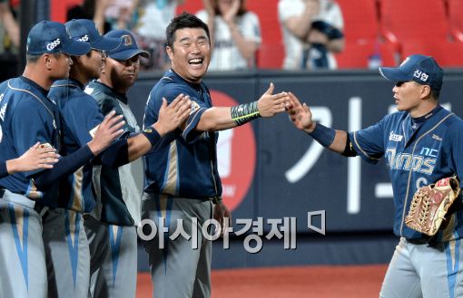 [포토]이호준, '300홈런과 팀 연패 탈출에 기쁨 두 배'