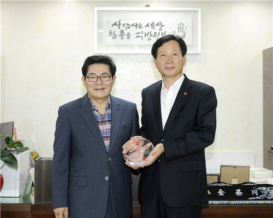 김기동 광진구청장(왼쪽)과 오명규 국민건강보험공단 광진지사장