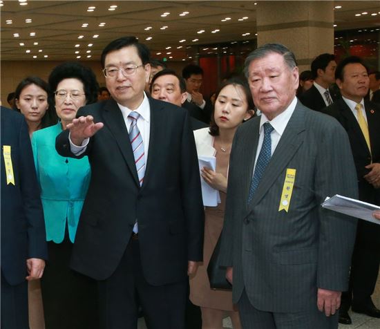 12일 양재동 현대차그룹 사옥을 방문한 장더장 상무위원장(왼쪽)이 정몽구 현대차그룹 회장(오른쪽)과  현대차그룹 사옥 내 전시된 차량들을 둘러보고 있다.
