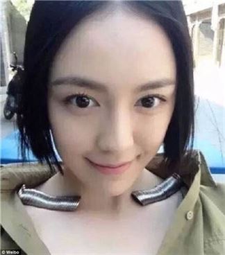 '쇄골에 동전 쌓기' 中 들썩…많이 올릴수록 '좋은 몸매'