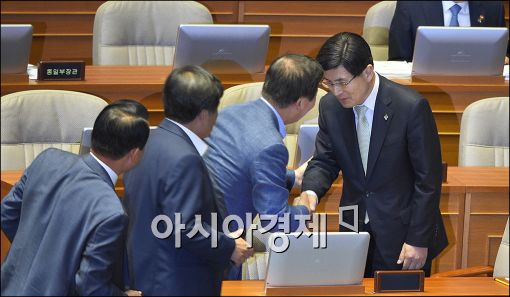 [포토]인사 받는 황교안 신임 총리