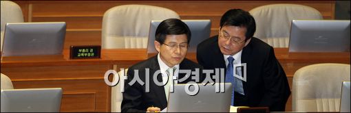 [포토]보고 받는 황교안 국무총리