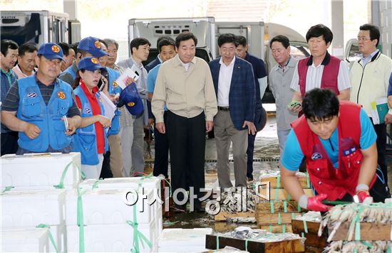 [포토]이낙연 전남도지사,신안군 송도위판장 방문