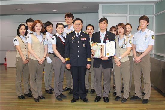 여행용 가방으로 추락사 막은 특경 등 감사장