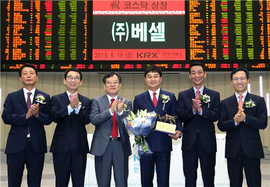 왼쪽부터 강홍기 한국IR협의회 부회장, 김군호 코넥스협회 회장, 김재준 한국거래소 코스닥시장위원회 위원장, 서기만 베셀 대표이사, 권용원 키움증권 대표이사, 김원식 코스닥협회 부회장