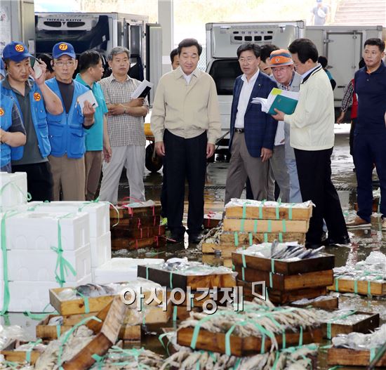 이낙연 전남도지사, 신안 송도위판장 방문 어업인 격려