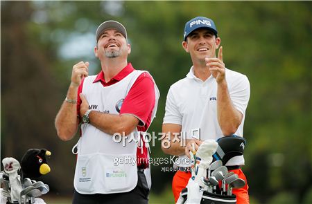 빌리 호셸(오른쪽)과 캐디 마이카 퍼지트. 사진=Getty images/멀티비츠