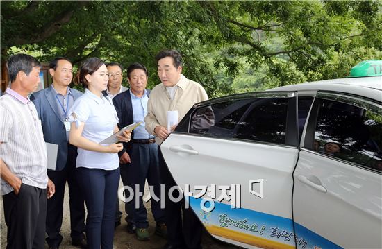 [포토]100원 택시에 대해 설명듣고 있는 이낙연 전남도지사