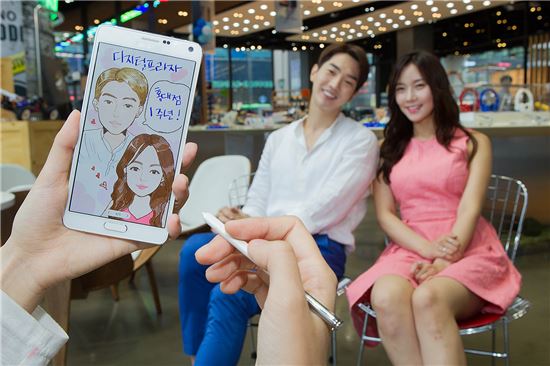 삼성전자의 신개념 복합문화공간인 삼성 디지털프라자 홍대점 오픈 1주년을 기념해 매장을 방문한 연인에게 캐리커쳐를 그려주고 있다. (사진제공 : 삼성전자)
