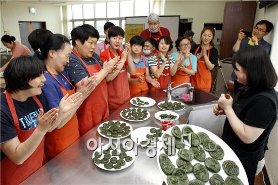 [포토]단오맞이 음식체험하는 가족들