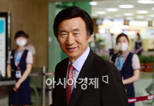 [포토]출국하는 윤병세 외교부 장관