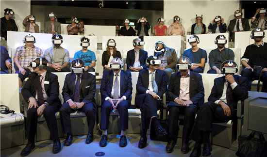 18일(현지 시간) 영국 런던에 위치한 국립 자연사 박물관에서 진행된 오프닝 행사에서 참석자들이 갤럭시 S6와 기어 VR을 통해 프로그램을 체험하고 있다.

 

