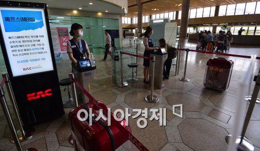 메르스 여파로 여행객이 줄어든 김포공항의 모습.  
