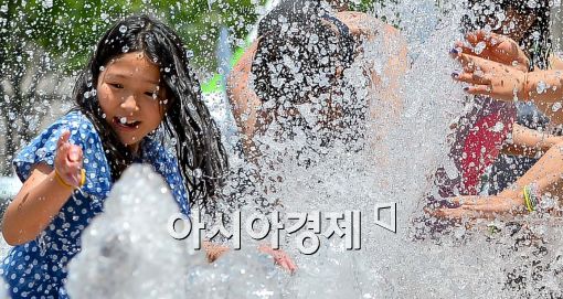 [포토]'물놀이 즐기는 어린이'