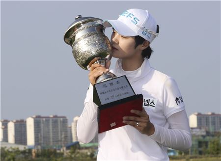 박성현이 한국여자오픈에서 생애 첫 우승을 일궈낸 직후 트로피에 입을 맞추고 있다. 사진=KLPGA 제공