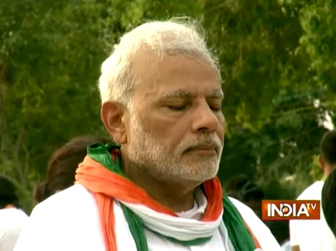 나렌드라 모디 인도 총리가 21일 제1회 국제요가의 날을 맞아 뉴델리에서 열린 단체요가 행사에 참가했다. 사진=인디아TV 캡처
