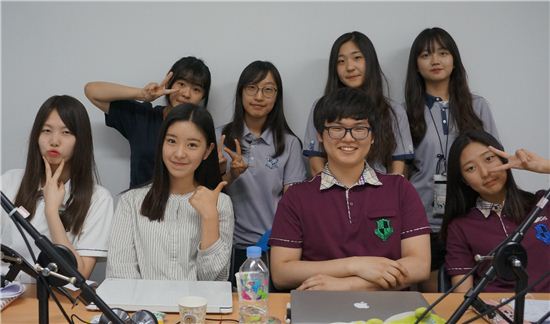 팟캐스트 샤이니 하이스쿨을 제작하는 청소년들 