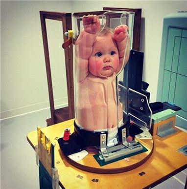 '투명 튜브에 갇힌 아기' 심각한 아동학대로 알았더니…