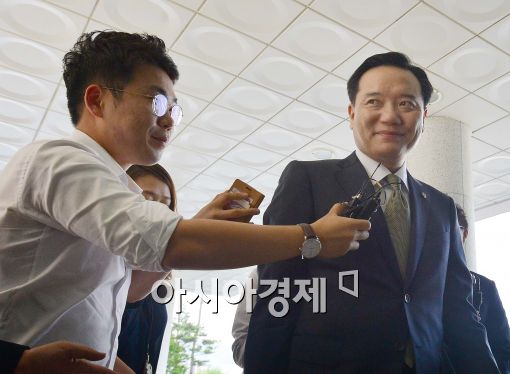 [포토]미소로 답하는 김현웅 신임 법무부 장관