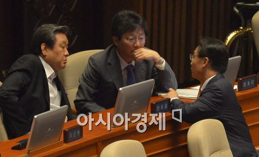 [포토]대화 중인 김무성-유승민-조해진