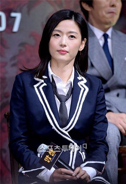 활발한 활동 보여준 전지현, 임신 7개월차 접어들며 활동 중단