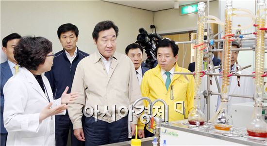 이낙연 도지사와 구충곤 화순군수가 22일 오후 화순 농공단지 한국인스팜(주)을 방문, 연구소 김남경 이사(왼쪽)로부터 의약품, 식품 및 건강기능식품 실험에 대해 설명을 듣고 있다.사진제공=전남도