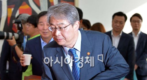 [포토]당정협의에 참석하는 임종룡 금융위원장