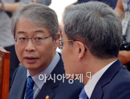 [포토]대화 나누는 임종룡 금융위원장