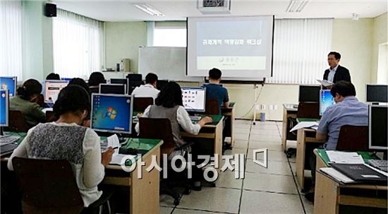 장흥군(군수 김성)은 23일 군청 정보화교육장에서 규제개혁 추진 역량강화 워크숍을 실시했다.