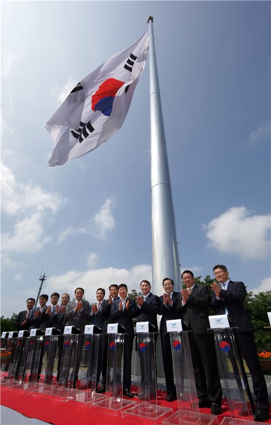 23일 열린 대형 태극기 게양식에서 인천국제공항공사 사장(왼쪽에서 6번째) 및 상주기관장 등 관계자들이 기념사진을 촬영하고 있다.