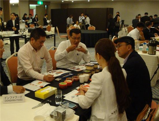 한국산 식품수출상담회에 참가한 일본 바이어가 한국산 식품을 맛보고 있다.<자료=후쿠오카무역관>