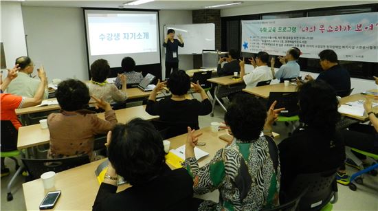 광주문화재단(대표이사 서영진) 문화예술작은도서관의 수화교육 프로그램 ‘너의 목소리가 보여’ 첫 수업이 23일 진행됐다.