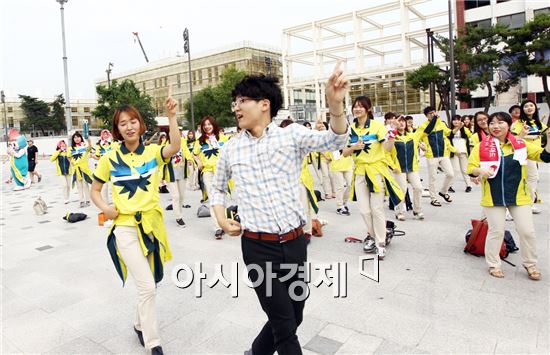 2015광주하계유니버시아드 개막을 10일 앞두고, 광주지역 대학생 자원봉사자 200여명이 23일 오후 국립아시아문화전당에서 사물놀이 공연, 길거리행진, 프리허그 등으로 광주U대회 개막 전 분위기를 고조시켰다. 
