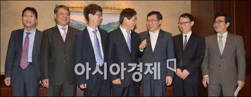 [포토]경제연구원장 만나는 이주열 총재