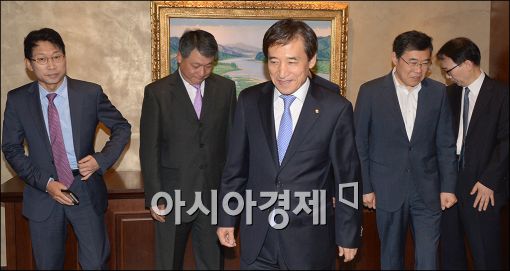 [포토]경제동향간담회 참석하는 이주열 총재