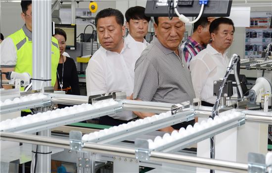 24일 배상호 LG전자 노동조합 위원장(앞줄 왼쪽 첫번째)이 베트남 하이퐁 생산법인에서 생산라인을 둘러보고 있다. (사진제공 : LG전자)