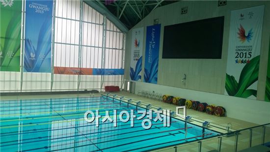 '2015 광주 하계유니버시아드' 수영 종목 경기장인 남부대국제수영장에 대형 전광판이 설치돼 있다. 이 전광판에서는 SK C&C가 구축한 경기운영시스템(GRS)을 통해 경기 결과와 선수 정보를 실시간으로 확인할 수 있다.
