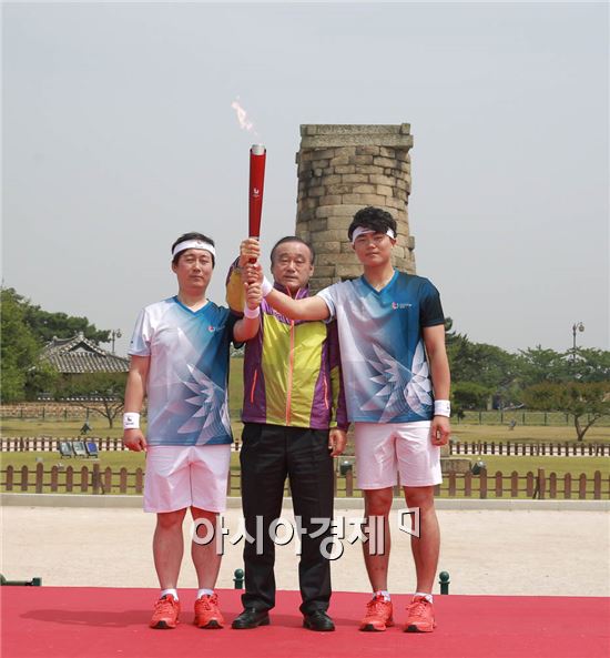 광주U대회 성화가 25일 전남에 입성한다. 성화는 지난 4일 제주를 시작으로 전국을 돌며 ‘光’자 형상으로 봉송되고 있다. 지난 23일 경주 첨성대 앞에서 열린 성화맞이 환영행사에서 최양식 경주시장(사진 가운데)이 성화를 맞이한 후 기념촬영을 하고 있다. 