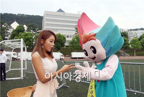 누리비, 인기스타와 박 깨기 게임 ‘깨알 재미’