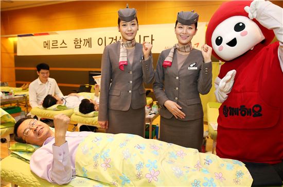  김수천 아시아나항공 사장이 직접 헌혈에 나서며 메르스 이겨내기에 나선 모습. 