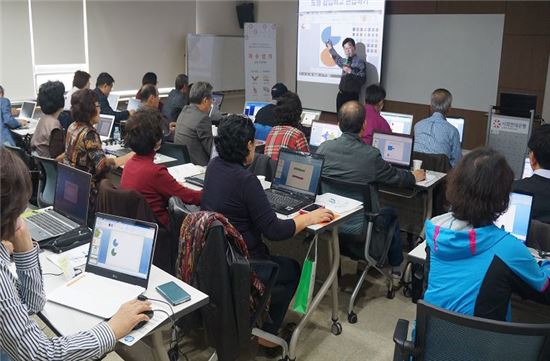 KDB시니어브리지센터에서 진행하는 아카데미에서 교육생들이 직무교육을 받고 있다. 