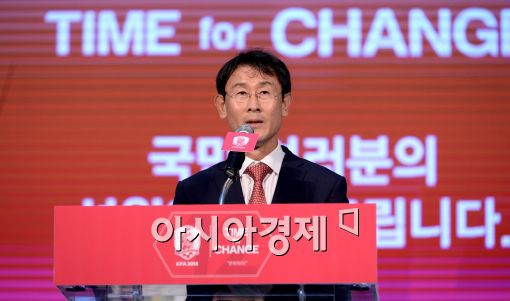 [포토]귀국 인사말 하는 윤덕여 감독