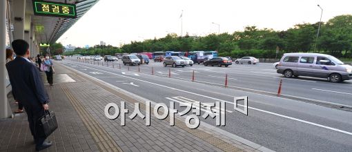 [포토]서울시내 버스 파업 하루 앞으로....버스 기다리는 시민들
