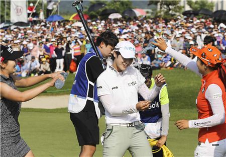 우승 세례 "물은 그만, 꽃잎이 어때?"