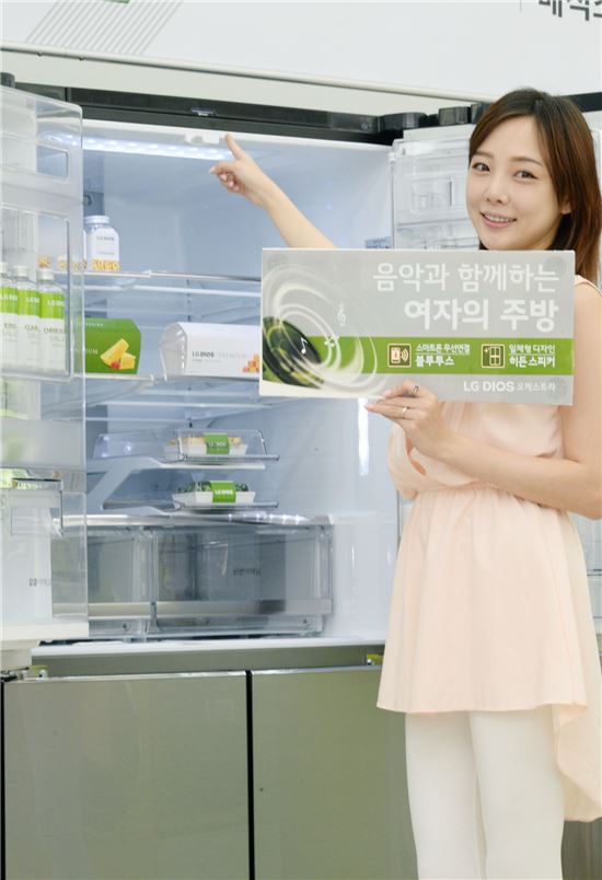 LG전자 모델이 24일 LG 베스트샵 동교점에서 '디오스 오케스트라' 냉장고를 소개하고 있다. (사진제공 : LG전자)