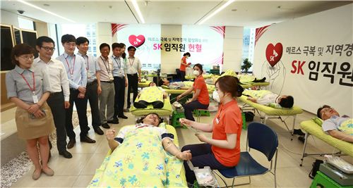 ▲중동호흡기증후군(메르스) 피해 극복 및 경제 살리기를 위해 SK그룹이 향후 2주간 전국에서 대대적으로 헌혈 캠페인을 펼치는 가운데 행사 첫날인 25일 서울 종로구 SK서린빌딩에서 임직원들이 헌혈에 참여하고 있다.   