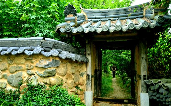 지리산둘레길 오미~방광 구간에 있는 쌍산재. 아이들을 가르치던 서당채 가는길이 고즈넉하다.